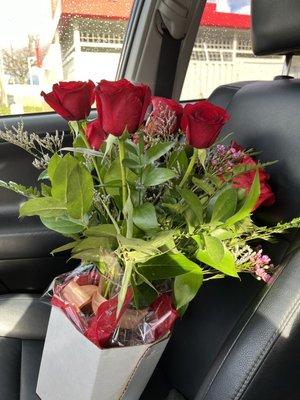 A dozen red roses in vase.