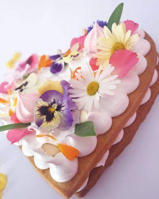 Sugar cookie with merengue and wild flowers