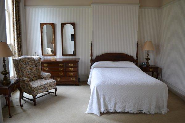 standard room with queen bed