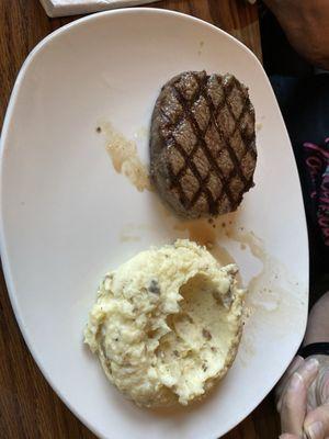 sirloin steak with mashed potatoes