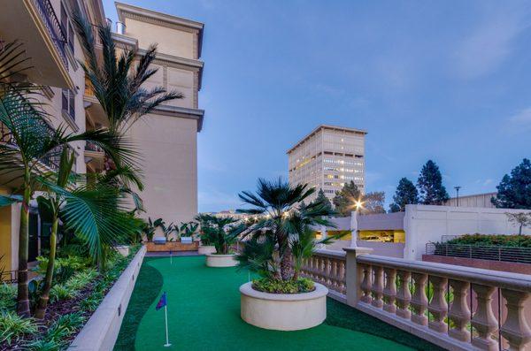 Rooftop Putting Green | The Da Vinci