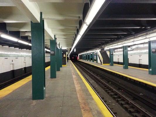 The three track layout of the Bedford-Nostrand station.