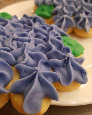 Holiday cookies: lilacs for spring 2017!