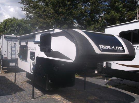 Palomino Real Lite slide in truck camper