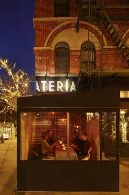 Luxurious outdoor dining in Harlem at Vinatería