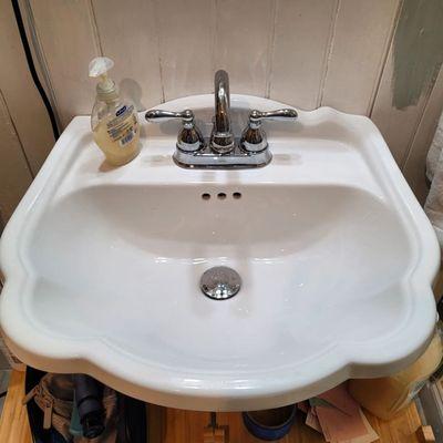 Fixed pedestal sink