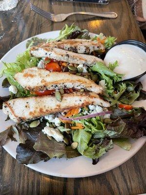 Mixed greens salad with chicken.