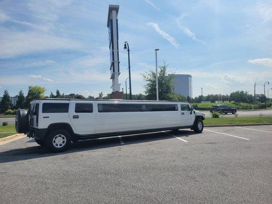 Seani Wedding's Reception with Atlas limousine and sedan.
Hummer Stretch limousine 20-passengers