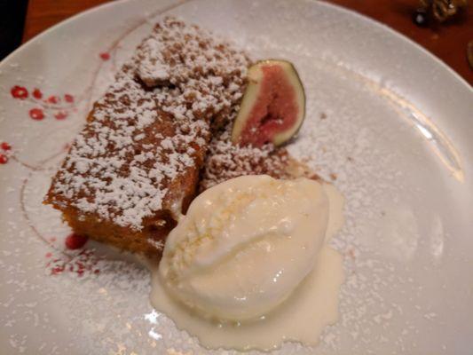 Carrot cake with fig, ice cream