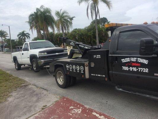 TOWING SERVICE 24/7 WE BUY JUNK CARS