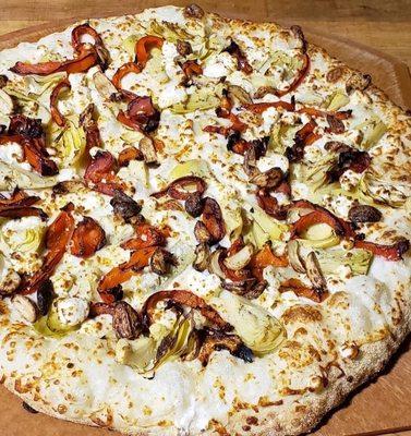 La GÜERA ( white Alfredo garlic sauce, roasted red bell peppers, roasted garlic, artichokes, feta cheese)