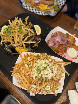 Mussels w/ fries & wings w/ fries