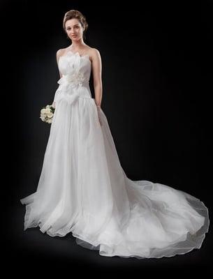 I am loving Anna Nieman's Annette Bridal Gown. See her collection in its entirety on her website: www.annanieman.com