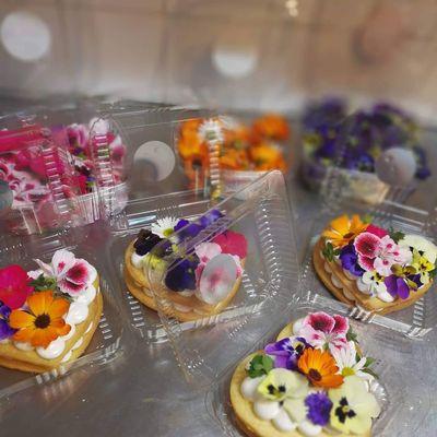 Heart shape sugar cookies with merengue and wild flowers