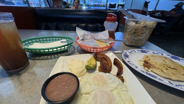 Desayuno tipico, pupusas the queso con loroco y agua de tamarindo.