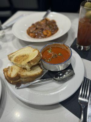 Grilled cheese & spicy tomato soup