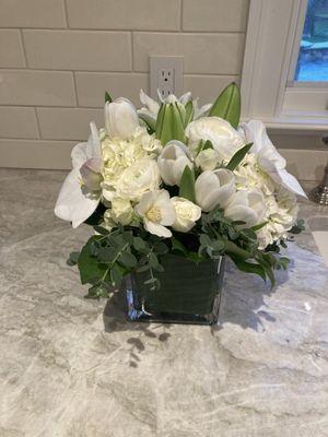 Small white chic arrangement- beautiful!!