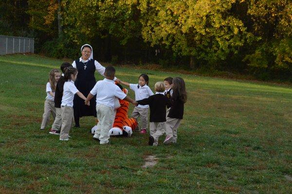 Ring around the rosie, a pocket full of posie! Preschool fun!