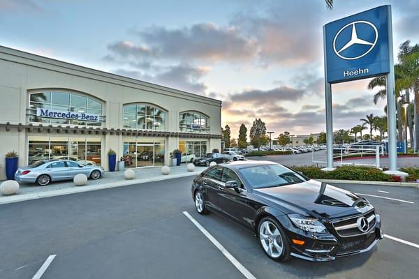 Hoehn Mercedes-Benz Customer Parking