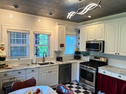 Unjulated Subway Tile to the Ceiling.  Gorgeous !