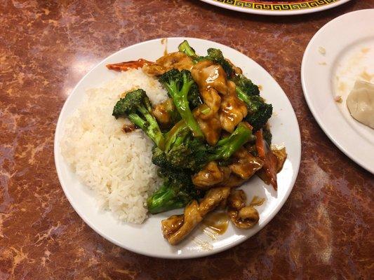 Chicken with broccoli and white rice