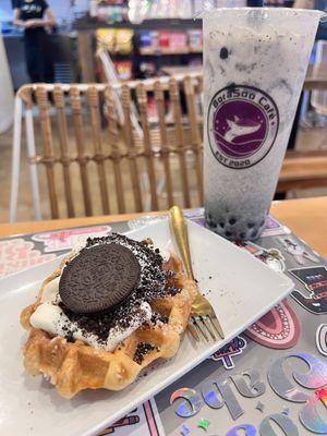 Black Sesame milk tea and Oreo Croffle!! Yesss