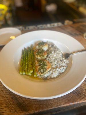 Mushroom risotto with scallops and asparagus.  In the words of JJ Walker "Dye-no-MITE!!" Yaooooooowwwww!