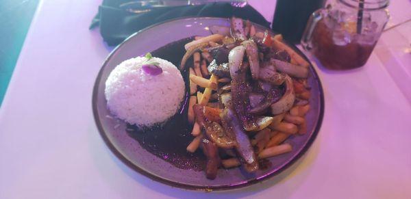 Lomo saltado con papas a la francesa y arroz blanco muy bueno y buena porción