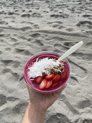 Dragonfruit smoothie bowl