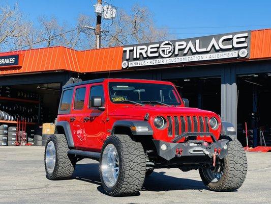 New look on this Jeep Wrangler 24" @tiswheels wrapped in some 37" @venompowertires insta @tirepalace209