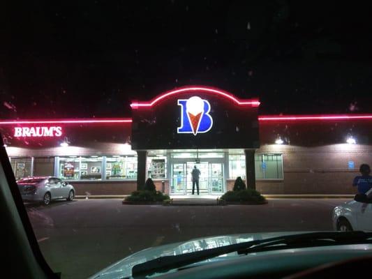 Braum's at night