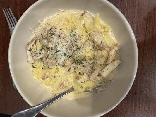 Fettuccine Alfredo with chicken