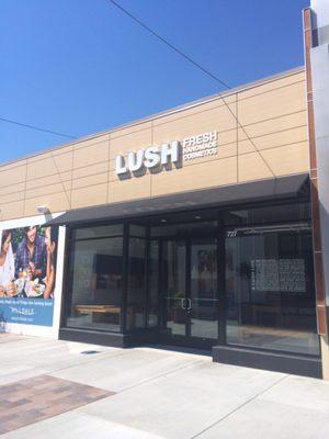 I was totally stalking Lush ever since I read they were opening in Madison. I had to come and see for myself!