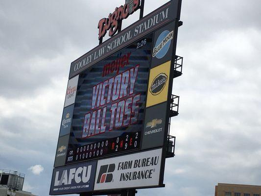 Lugnuts Win & team throws free balls to kids after game.