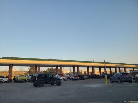 This Kroger Fuel location is busy before the snow storm.  I am seeing 3- 4 cars in line at each pump too.  1/24/2023