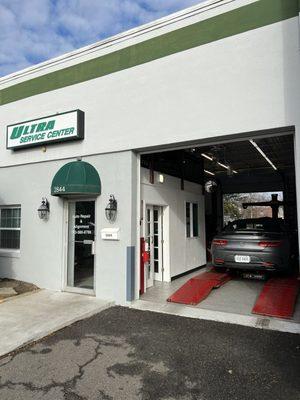 Alignment & tire installation shop on-site