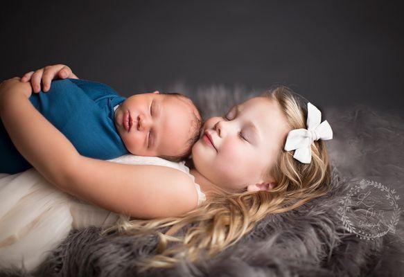 Sibling portraits are included in newborn sessions!