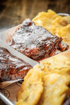 Pork ribs with fried tostones