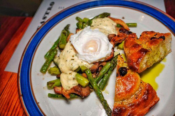 Asparagus and mushrooms with hollandaise sauce, egg and focaccia