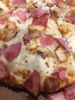 View of my garlic sauce pizza with premium chicken and ham.