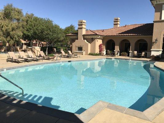 Nice pool and outdoor fireplace(BYO duraflame log)