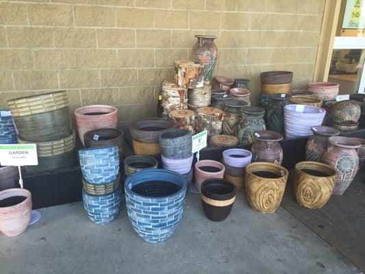 Great selection of flower pots and they're very inexpensive