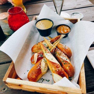 Soft pretzels with cheese & spicy honey mustard