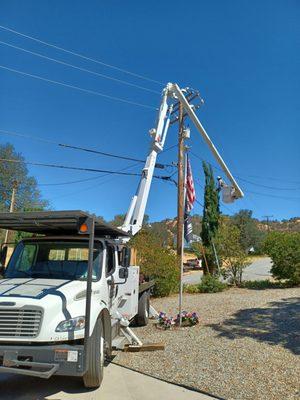 High reach bucket truck