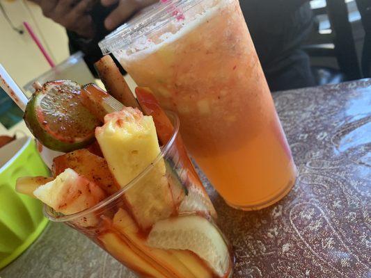 Vaso de fruta con chamo y agua fresca de fruta mixta!