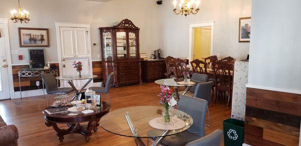 The beautiful, sunny dining room.