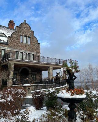 The majesty of the Inn at Erlowest during winter