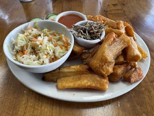 Yuca frita con pescaditas