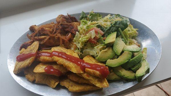 Grilled chiken salad with tostones