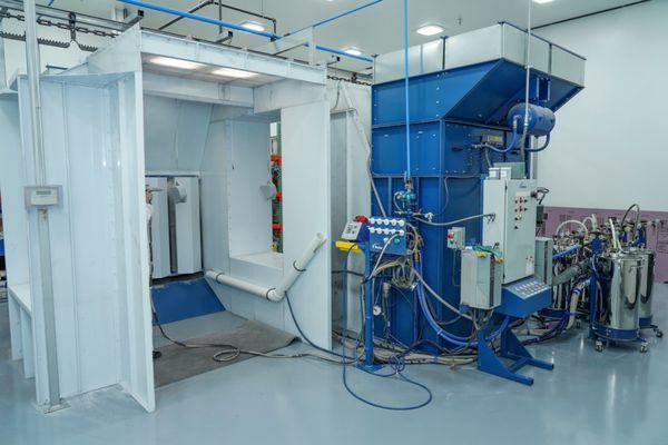 An environmental room with optimal temperature and humidity is maintained for powder application.